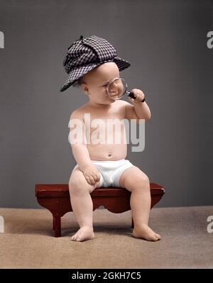 1940ER BABY SHERLOCK HOLMES IN WINDEL SITZT AUF DER BANK MIT HIRSCH STALKER HUT BLICK DURCH VERGRÖSSERUNGSGLAS - B17532C HAR001 HARS KOPIEREN RAUM IN VOLLER LÄNGE MÄNNCHEN WINDEL S&W ABENTEUER ENTDECKUNG WISSEN WINDELN DETEKTIV BERUFE ERMITTLER SHERLOCK HOLMES STILVOLLE DEERSTALKER BABY JUNGE STALKER JUGENDLICHE LÖSUNGEN YOUNGSTER SCHWARZ-WEISS KAUKASISCHEN ETHNIZITÄT HIRSCH HAR001 ALTMODISCH Stockfoto