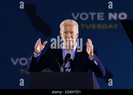 Long Beach, USA. September 2021. US-Präsident Joe Biden spricht während eines No-Events zur Rückrufaktion mit dem kalifornischen Gouverneur Gavin Newsom am 13. September 2021 im Long Beach City College in Long Beach, CA. Einen Tag vor der Wahl zur Erinnerung an Kalifornien steht die Gov. Gavin Newsom wurde von US-Präsident Joe Biden unterstützt, während er weiterhin im ganzen Staat Wahlkampf führt. (Foto von Brian Feinzimer/Sipa USA) Quelle: SIPA USA/Alamy Live News Stockfoto