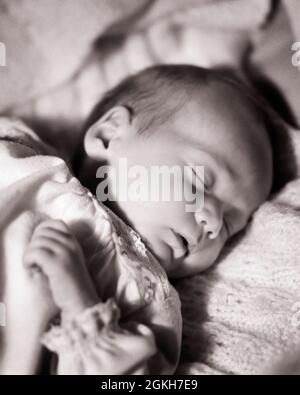 SIEBZIGER JAHRE SECHS WOCHEN ALTER BABY JUNGE FRIEDLICH SCHLAFEN - B24502 HAR001 HARS JUGENDLICHE ENTSPANNUNGSWOCHE SCHWARZ-WEISS KAUKASISCHE ETHNIE HAR001 ALTMODISCH Stockfoto