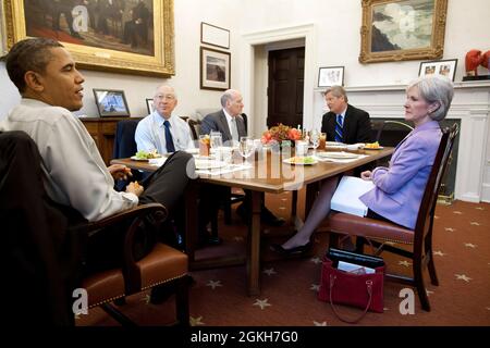 Präsident Barack Obama hat am 10. März 2011 mit Kabinettsministern im privaten Speisesaal des Oval Office zu Mittag gegessen. An dem Mittagessen nehmen von links: Innenminister Ken Salazar, Stabschef Bill Daley, Landwirtschaftsminister Tom Vilsack und die Ministerin für Gesundheit und menschliche Dienste Kathleen Sebelius Teil. (Offizielles Foto des Weißen Hauses von Pete Souza) Dieses offizielle Foto des Weißen Hauses wird nur zur Veröffentlichung durch Nachrichtenorganisationen und/oder zum persönlichen Druck durch die Betreffzeile(en) des Fotos zur Verfügung gestellt. Das Foto darf in keiner Weise manipuliert und nicht in verwendet werden Stockfoto