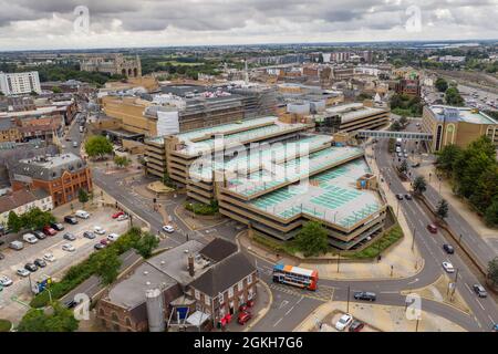 PETERBOROUGH, GROSSBRITANNIEN - 10. SEPTEMBER 2021. Eine Luftaufnahme des Queensgate-Einkaufszentrums in Peterborough Stockfoto