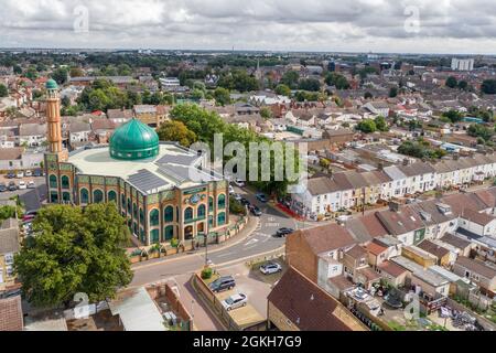 PETERBOROUGH, GROSSBRITANNIEN - 10. SEPTEMBER 2021. Eine Luftaufnahme der Faizan E Madina Moschee im Stadtteil Millfeld von Peterborough Stockfoto