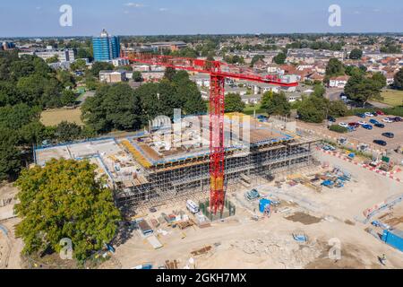 PETERBOROUGH, GROSSBRITANNIEN - 7. SEPTEMBER 2021. Ein Luftbild eines hohen Krans, der Gegenstände auf einer Baustelle hebt Stockfoto