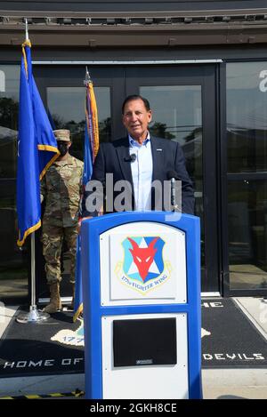 Der ehrenwerte Frank A. LoBiondo, ehemaliger zweiter Repräsentant des Kongressbezirks, spricht während einer Zeremonie auf der Atlantic City Air National Guard Base, N.J., 21. April 2021. Bei der Enthüllungszeremonie widmete die 177FW LoBiondo das Hauptquartier in Anerkennung seiner unermüdlichen Bemühungen, die Finanzierung von 14 militärischen Bauprojekten im Wert von 578,8 Millionen zu sichern, um die Lebensqualität und die Effizienz der Mission zu verbessern. Stockfoto