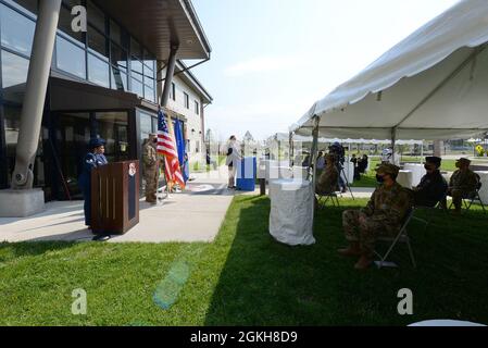 Der ehrenwerte Frank A. LoBiondo, ehemaliger zweiter Repräsentant des Kongressbezirks, spricht während einer Enthüllungszeremonie auf der Atlantic City Air National Guard Base, N.J., 21. April 2021. Bei der Zeremonie widmete die 177FW LoBiondo das Hauptquartier in Anerkennung seiner unermüdlichen Bemühungen, die Finanzierung von 14 militärischen Bauprojekten im Wert von 578,8 Millionen zu sichern, was die Lebensqualität und die Wirksamkeit der Mission erhöht. Stockfoto