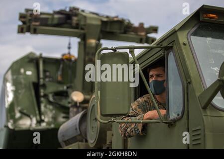 U.S. Marine Corps CPL. Nikolaus Koontz, ein Kampfingenieur beim 9th Engineer Support Bataillon, baut eine verbesserte Bandbrücke mit Marines von 12th Marines, 3d Marine Division, um einen High Mobility Rocket Launcher während der Übung Pacific Pioneer, Naha Port, 21. April 2021 zu transportieren. Pacific Pioneer diente als 9. ESB Marine Corps Combat Readiness Evaluation sowie als Gelegenheit, die Fähigkeit zu demonstrieren, Expeditions-Advanced Basen mit überlebensfähigen Kraftschutz aufrechtzuerhalten, die Marineintegration zu üben und Langstreckenbrände und taktische Logistikknoten über Litt zu positionieren Stockfoto