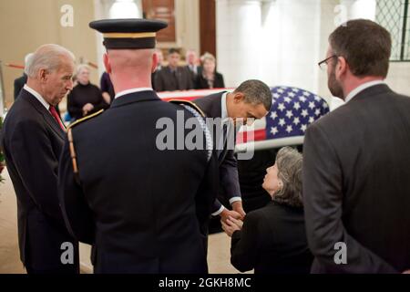 Präsident Barack Obama und Vizepräsident Joe Biden begrüßen Susannah Flanagan, Tochter von Frank Buckles, in der Arlington National Cemetery Memorial Chapel in Arlington, Virginia, 15. März 2011. Buckles, der letzte überlebende Veteran des Ersten Weltkriegs, starb am 27. Februar 2011 in seinem Haus in West Virginia. Er war 110 Jahre alt. (Offizielles Foto des Weißen Hauses von Pete Souza) Dieses offizielle Foto des Weißen Hauses wird nur zur Veröffentlichung durch Nachrichtenorganisationen und/oder zum persönlichen Druck durch die Betreffzeile(en) des Fotos zur Verfügung gestellt. Das Foto darf in keiner Weise manipuliert und nicht verwendet werden Stockfoto