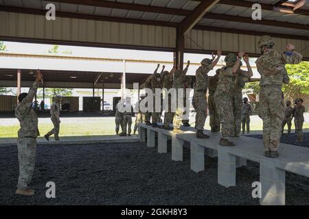 Fallschirmjäger, die dem Kampfteam der 3. Brigade zugewiesen wurden, führten die 82nd Airborne Division zusammen mit ihren NATO-Verbündeten von der 16 Air Assault Brigade der britischen Armee in Fort Bragg, North Carolina, am 21. April 2021 ein Basic Airborne Refresher Training durch. Stockfoto