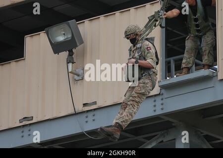 Fallschirmjäger, die dem Kampfteam der 3. Brigade zugewiesen wurden, führten die 82nd Airborne Division zusammen mit ihren NATO-Verbündeten von der 16 Air Assault Brigade der britischen Armee in Fort Bragg, North Carolina, am 21. April 2021 ein Basic Airborne Refresher Training durch. Stockfoto