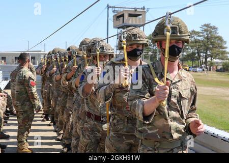 Fallschirmjäger, die dem Kampfteam der 3. Brigade zugewiesen wurden, führten die 82nd Airborne Division zusammen mit ihren NATO-Verbündeten von der 16 Air Assault Brigade der britischen Armee in Fort Bragg, North Carolina, am 21. April 2021 ein Basic Airborne Refresher Training durch. Stockfoto