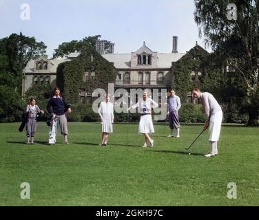 1920ER JAHRE ZWEI FRAUEN ZWEI MÄNNER OBERSCHICHT MIT ZWEI JUNGEN CADDIES SPIELEN GOLF AUF DER BERGJAGD UND COUNTRY CLUB PITTSFIELD MA USA - G3688C HAR001 HARS 4 SPRING COLOR ACTION GOLFER OLD TIME NOSTALGIA OLD FASHION 1 FITNESS STYLE GESUNDE REICHE HOSEN SPORTLER HÖSCHEN REICHER LEBENSSTIL FRAUEN VERHEIRATET LÄNDLICHEN EHEGATTEN EHEMÄNNER ERWACHSEN GESUNDHEIT LEICHTATHLETIK LUXUS USA KOPIEREN RAUM FREUNDSCHAFT IN VOLLER LÄNGE DAMEN KÖRPERLICHE FITNESS PERSONEN ERWACHSEN VEREINIGTE STAATEN VON AMERIKA MÄNNER GOLF SPORTLICHE MÄNNER UND FRAUEN PARTNER ZIELE AKTIVITÄT KÖRPERLICHE BEOBACHTER HOBBY FREIZEIT BEOBACHTER STÄRKE STILE HOSEN Stockfoto