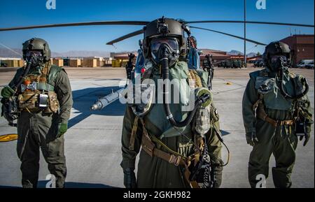 Die dem 88. Test- und Evaluierungsgeschwader zugeordneten Flieger posieren während eines Entwicklungstests auf dem Luftwaffenstützpunkt Nellis, Nevada, am 21. April 2021 für ein Foto in voller chemischer, biologischer, radiologischer und nuklearer Ausrüstung. Die Airmen nahmen an laufenden Tests des neuen Uniform Integrated Protective Ensembles Teil Stockfoto