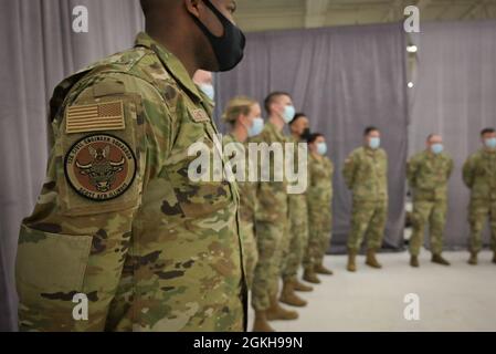 Eine amerikanische Flagge und ein 126. Civil Engineer Squadron Patch ruhen auf dem Arm eines Mitglieds der Illinois National Guard in einer Impfklinik in Joliet, Illinois, 21. April 2021. So wie der amerikanische Flaggenpflaster ein Mitglied der Streitkräfte der Vereinigten Staaten bestimmt, bezeichnen andere wie der zivile Ingenieurpflaster Mitglieder bestimmter militärischer Einheiten. Stockfoto