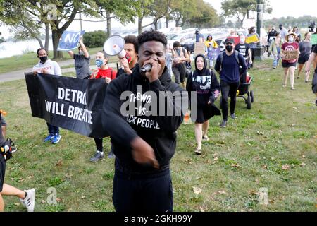 DETROIT, MI, USA. September 2021. Demonstranten marschieren, um den ehemaligen Polizeichef von Detroit, JAMES CRAIG, zu unterbrechen, als er ankündigt, er sei ein republikanischer Kandidat für den Gouverneur von Michigan unter den Demonstranten auf Belle Isle in Detroit, Michigan, am 14. September 2021. (Bild: © Jeff Kowalsky/ZUMA Press Wire) Stockfoto