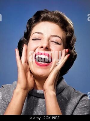 1950S 1960S HAPPY BRUNETTE FRAU LÄCHELND LACHEN SCHREIEN HÄNDE ZU WANGEN AUGEN GESCHLOSSEN - G4810C DEB001 HARS KOSMETIK GLÜCK KOPF UND SCHULTERN ENTDECKUNG WANGEN AUFREGUNG OFFENER MUND EKSTASE NAHAUFNAHME EKSTATISCH ÜBERGLÜCKLICH HAUTPFLEGE BEGEISTERT SCHREIEN DEB001 ÜBERTRIEBENE MID-ADULT MID-ADULT FRAU MENSCHEN ERWACHSENE SCHWARZ-WEISSE KAUKASISCHE ETHNIE ALTMODISCH ERHABEN Stockfoto