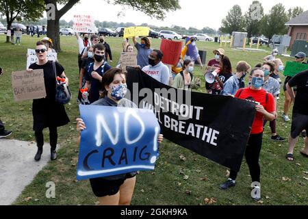 DETROIT, MI, USA. September 2021. Demonstranten marschieren, um den ehemaligen Polizeichef von Detroit, JAMES CRAIG, zu unterbrechen, als er ankündigt, er sei ein republikanischer Kandidat für den Gouverneur von Michigan unter den Demonstranten auf Belle Isle in Detroit, Michigan, am 14. September 2021. (Bild: © Jeff Kowalsky/ZUMA Press Wire) Stockfoto