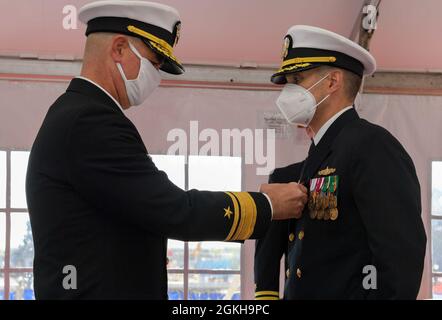 MARINESTÜTZPUNKT NORFOLK – Hinteres ADM. Brendan McLane, Kommandant der Surface Force Atlantic, verleiht Cmdr. Matthew Erdner mit der Verdienstmedaille während einer Befehlswechselzeremonie an Bord des Zerstörers USS Mason der Arleigh Burke-Klasse (DDG 87). Während der Zeremonie, Cmdr. Stephen Valerio entlastete Erdner nach einer 18-monatigen Tour als Kommandant. Stockfoto