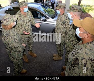 JACKSONVILLE, Florida (22. April 2021) - Führung des Naval Hospital Jacksonville und des Navy Medicine Readiness and Training Command Jacksonville begrüßen den US Navy Surgeon General Rear ADM. Bruce Gillingham am 22. April an Bord des NAS Jacksonville am Standort der COVID-19-Impfung des Krankenhauses. Stockfoto