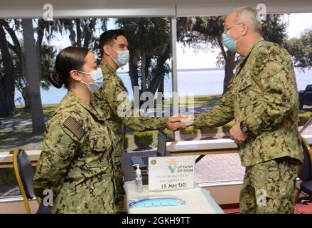 JACKSONVILLE, Florida (22. April 2021) - US Navy Surgeon General Rear ADM. Bruce Gillingham besucht am 22. April die Impfstelle COVID-19 des Naval Hospital Jacksonville an Bord des NAS Jacksonville. Stockfoto