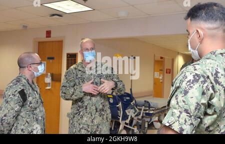 JACKSONVILLE, Florida (22. April 2021) – US Navy Surgeon General Rear ADM. Bruce Gillingham besucht am 22. April die Notaufnahme des Naval Hospital Jacksonville. Stockfoto