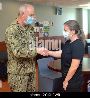 JACKSONVILLE, Florida (22. April 2021) – US Navy Surgeon General Rear ADM. Bruce Gillingham besucht am 22. April die verhaltensmedizinische Abteilung des Naval Hospital Jacksonville. Stockfoto