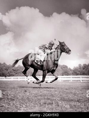 1930ER JAHRE MANN JOCKEY AUF VOLLBLUT PFERDERENNEN AUF RASEN ALLE VIER FUSS HUFE AUS DEM BODEN ZUR GLEICHEN ZEIT - H223 HAR001 HARS KOPIEREN RAUM BODEN PERSONEN MÄNNER ALLE BERUF TRANSPORT JOCKEY B&W GLEICHEN REITER GESCHICKLICHKEIT KURS BERUF FÄHIGKEITEN SÄUGETIERE ABENTEUER STÄRKE KARRIERE AUFREGUNG BEI EQUUS AUF BESCHÄFTIGUNG BERUFE BEWEGUNG UNSCHÄRFE RASEN RENNEN HUFE VOLLBLUT MITARBEITER PFERDERENNEN SEIDE FARBEN SÄUGETIER MITTLEREN ERWACHSENEN MITTLEREN ERWACHSENEN MANN SCHWARZ UND WEISS KAUKASISCHEN ETHNIZITÄT HAR001 ALTMODISCH Stockfoto