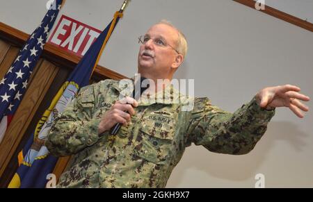 JACKSONVILLE, Florida (22. April 2021) - US Navy Surgeon General Rear ADM. Bruce Gillingham veranstaltet am 22. April einen Admiral’s Call für eine Gruppe von Seeleuten vom Naval Hospital Jacksonville und dem Navy Medicine Readiness and Training Command Jacksonville an Bord des NAS Jacksonville. Gillingham diskutierte die Projektion medizinischer Macht und Prioritäten der Navy Medicine: Menschen, Plattformen, Leistung und Macht. Stockfoto