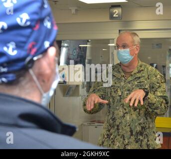 JACKSONVILLE, Florida (22. April 2021) – US Navy Surgeon General Rear ADM. Bruce Gillingham besucht am 22. April die Intensivstation des Naval Hospital Jacksonville. Stockfoto