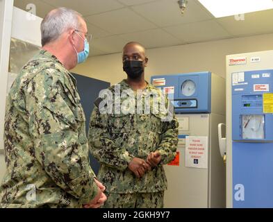 JACKSONVILLE, Florida (22. April 2021) – US Navy Surgeon General Rear ADM. Bruce Gillingham besucht am 22. April das Labor des Naval Hospital Jacksonville. Stockfoto