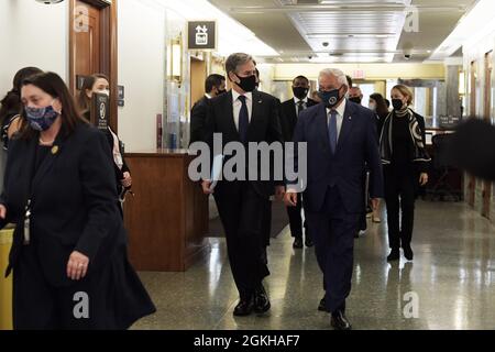 Washington, Usa. September 2021. Senator Bob Menendez (D-NJ) (R) und Außenminister Antony Blinken (L) kommen zur Anhörung über die „Prüfung des Austritts der USA aus Afghanistan“ im Senate Dirksen Office Building in Washington. Kredit: SOPA Images Limited/Alamy Live Nachrichten Stockfoto