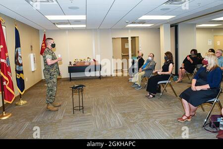 210422-N-DG679-020 JACKSONVILLE, Florida (22. April 2021) der Kommandant des Fleet Readiness Center Southeast, Col. Fred Schenk, spricht während einer Befehlswechselzeremonie im Naval Air Station Jacksonville eine kleine Menschenmenge an. Aufgrund der COVID-19-Minderungsmaßnahmen nahmen die offizielle Partei und eine kleine Anzahl enger Familienmitglieder an der Zeremonie Teil. Stockfoto