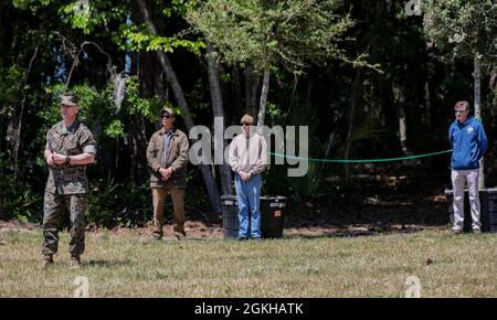 Col. Timothy R. Dremann, Mitarbeiter des Marine Corps Depot Parris Island, spricht mit den Teilnehmern der offiziellen Zeremonie zum Schneiden von Bändern für den Naturspaziergang auf dem Marine Corps Recruit Depot Parris Island, S.C., 22. April 2021. Diese Zeremonie findet auf den Flügeln des Depots statt, das 2021 den Secretary of the Navy Environmental Award erhielt, der das Depot für seine Exzellenz bei der Integration von Bemühungen um ökologische und betriebliche Nachhaltigkeit und der Minderung der Auswirkungen von Sturmfluten und dem Anstieg des Meeresspiegels bis 2065 ausgab. Stockfoto