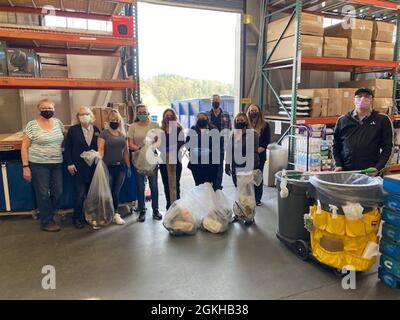 Mitarbeiter von NEX Whidbey Island, Washington, feierten den Earth Day, indem sie Müll auf der Naval Air Station Whidbey Island abholten. Das Navy Exchange Service Command (NEXCOM) besteht aus 14,000 Mitarbeitern weltweit, die sechs Geschäftsbereiche, NEX-Einzelhandelsgeschäfte, das Navy Lodge-Programm, das Telekommunikationsprogramm, die Marine-Forschungseinrichtung für Bekleidung und Textilien, das Ships Store-Programm und das Uniform Program Management Office unterstützen. Stockfoto