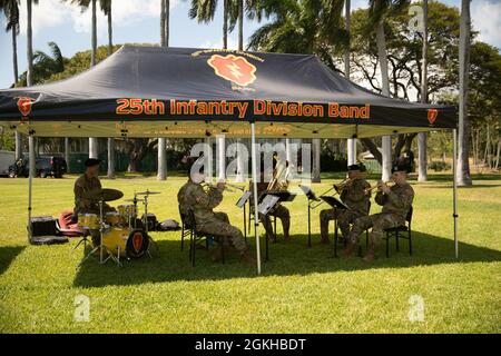 Soldaten der 25. Infanterie-Division spielen am 22. April während der Flying V-Zeremonie im historischen Palm Circle, Fort Shafter, Hawaii, Musik. Die Flying V-Zeremonie begrüßt oder ehrt traditionell hochrangige Armeebeamte, wenn sie Aufgaben übernehmen oder von der USARPAC abreisen. Das „V“ bezieht sich auf die Art und Weise, wie die Farben während der Zeremonie in V-Form gepostet werden. Stockfoto