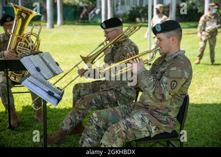 Soldaten der 25. Infanterie-Division spielen am 22. April während der Flying V-Zeremonie im historischen Palm Circle, Fort Shafter, Hawaii, Musik. Die Flying V-Zeremonie begrüßt oder ehrt traditionell hochrangige Armeebeamte, wenn sie Aufgaben übernehmen oder von der USARPAC abreisen. Das „V“ bezieht sich auf die Art und Weise, wie die Farben während der Zeremonie in V-Form gepostet werden. Stockfoto