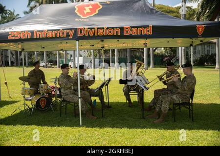 Soldaten der 25. Infanterie-Division spielen am 22. April während der Flying V-Zeremonie im historischen Palm Circle, Fort Shafter, Hawaii, Musik. Die Flying V-Zeremonie begrüßt oder ehrt traditionell hochrangige Armeebeamte, wenn sie Aufgaben übernehmen oder von der USARPAC abreisen. Das „V“ bezieht sich auf die Art und Weise, wie die Farben während der Zeremonie in V-Form gepostet werden. Stockfoto