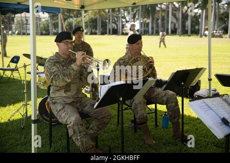 Soldaten der 25. Infanterie-Division spielen am 22. April während der Flying V-Zeremonie im historischen Palm Circle, Fort Shafter, Hawaii, Musik. Die Flying V-Zeremonie begrüßt oder ehrt traditionell hochrangige Armeebeamte, wenn sie Aufgaben übernehmen oder von der USARPAC abreisen. Das „V“ bezieht sich auf die Art und Weise, wie die Farben während der Zeremonie in V-Form gepostet werden. Stockfoto