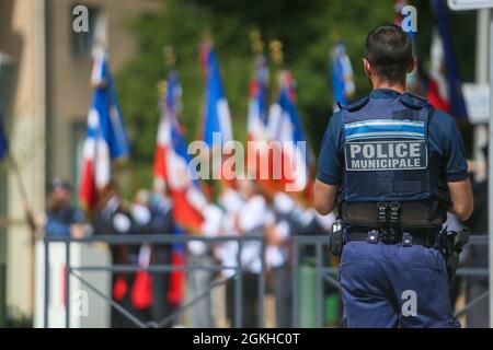 Frankreich, Valence, 2021-06-18. Ein Agent der Stadtpolizei ist für die Überwachung der Militärzeremonie zum Gedenken an den Appell o verantwortlich Stockfoto