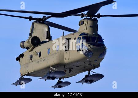 Ein CH-47F Chinook Hubschrauber von B Company, 1. Bataillon, 52. Luftfahrtregiment bereitet sich auf die Landung in Talkeetna, Alaska, vor, 22. April 2021. Flieger der Einheit, auch bekannt als die Zuckerbären, reisten von Fort Wainwright an, um dem National Park Service zu helfen, die notwendige Ausrüstung und Ausrüstung für das Basislager auf der 7,200-Fuß-Ebene des Kahiltna-Gletschers für die Klettersaison 2021 auf Denali zu besorgen, Der höchste Berg in Nordamerika. (Foto der Armee/John Pennell) Stockfoto