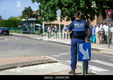 Frankreich, Valence, 2021-06-18. Ein Agent der Stadtpolizei ist für die Überwachung der Militärzeremonie zum Gedenken an den Appell o verantwortlich Stockfoto