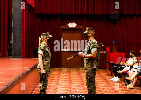 U.S. Marine Corps Sgt. Maj. Alfonso „YUT Juice-9“ Ramos Jr., rechts, Hauptfeldwebel, Hauptquartier-Bataillon, Marine Corps Base Hawaii, bereitet sich darauf vor, das nicht in Auftrag gegebene Offiziersschwert an Oberstleutnant Carrie Batson, links, Kommandanten, Hauptquartier-Bataillon, MCBH, Während einer Zeremonie zur Erleichterung, MCBH, 22. April 2021. Ramos übergab seine Rolle als HQBN-Sergeant-Major an 1st Sgt. Robert Pinney, der die Aufgaben und Verantwortlichkeiten als amtierender Hauptfeldwebel übernahm. Stockfoto