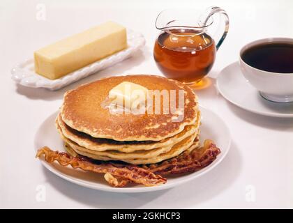 60ER JAHRE STAPEL PFANNKUCHEN SPECK STOCK BUTTER TASSE KAFFEE KRUG AHORNSIRUP - KF2501 FRT001 HARS ALTMODISCH Stockfoto