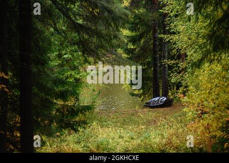 Ein altes Metallboot wird in der Herbstsaison mit eigenen Händen am Ufer des Sees gebaut. Stockfoto