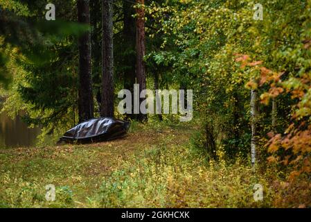 Ein altes Metallboot wird in der Herbstsaison mit eigenen Händen am Ufer des Sees gebaut. Stockfoto