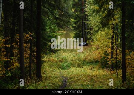 Ein altes Metallboot wird in der Herbstsaison mit eigenen Händen am Ufer des Sees gebaut. Stockfoto