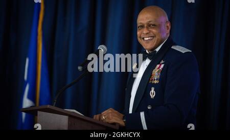 LT. General Anthony Cotton, stellvertretender Kommandant des Air Force Global Strike Command, posiert für ein Foto während der Zeremonie der 2020 Outstanding Airmen of the Year von AFGSC auf der Barksdale Air Force Base, Louisiana, 22. April 2021. Der OAY Award wurde an sechs Airmen und ein Team in der gesamten AFGSC verliehen. Stockfoto