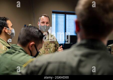 Maj. James Johnson, 3. Airlift Squadron Pilot, informiert vor einem lokalen Trainingsflug auf der Dover Air Force Base, Delaware, 22. April 2021 als 3. MITGLIEDER der Luftcrew. Der 3. AS unterstützt das globale Engagement durch die direkte Bereitstellung kritischer Theaterressourcen und stellt die Kampfbereitschaft der C-17-Besatzungen des Air Mobility Command sicher. Stockfoto