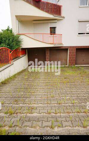 POZNAN, POLEN - 24. Jul 2017: Eine vertikale Aufnahme eines Garageneingangs bei einem Mehrfamilienhaus im Bezirk Stare Zegrze, Polen Stockfoto