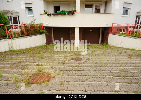 POZNAN, POLEN - 24. Jul 2017: Nahaufnahme eines Garageneingangs bei einem Mehrfamilienhaus im Bezirk Stare Zegrze, Polen Stockfoto