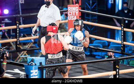 Die US-Militärakademie veranstaltete ihr erstes professionelles Boxprogramm mit dem Titel „Ring City USA“, das am 22. April im Hayes Gym im Arvin Cadet Physical Development Center im nationalen Fernsehen über Twitch und NBC Sports übertragen wurde. Das Boxereignis umfasste professionelle Kämpfe und Kämpfe mit Boxern der Army West Point, die in Ausstellungsspielen gegeneinander antreten. Insgesamt traten acht Kadetten in einem vier-Kampf-Match gegeneinander an. Klasse der 2021 Kadetten Lawrence Shepherd und Shane Ferry standen im zweiten Match mit Ferry als Sieger im Kampf gegenüber. Stockfoto